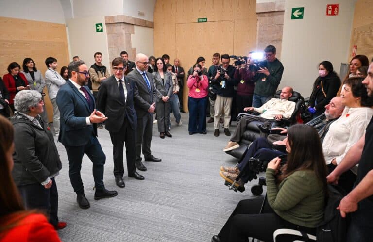 Les entitats s'han reunit aquest dimecres al Parlament, en una trobada on ha participat el diputat republicà Juli Fernàndez per celebrar el desplegament de la llei.