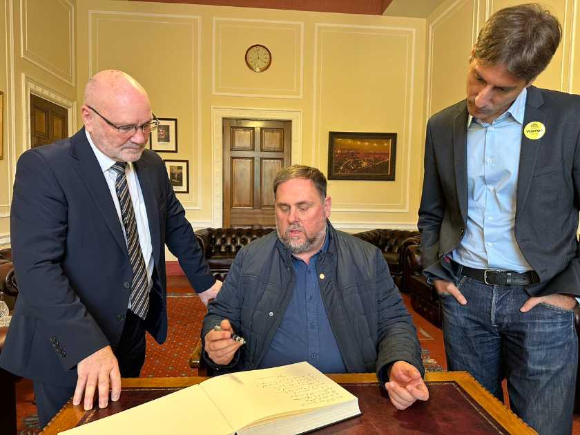  Oriol Junqueras i Jordi Solé, amb el president de l'Assemblea d'Irlanda del Nord, Alex Maskey. 