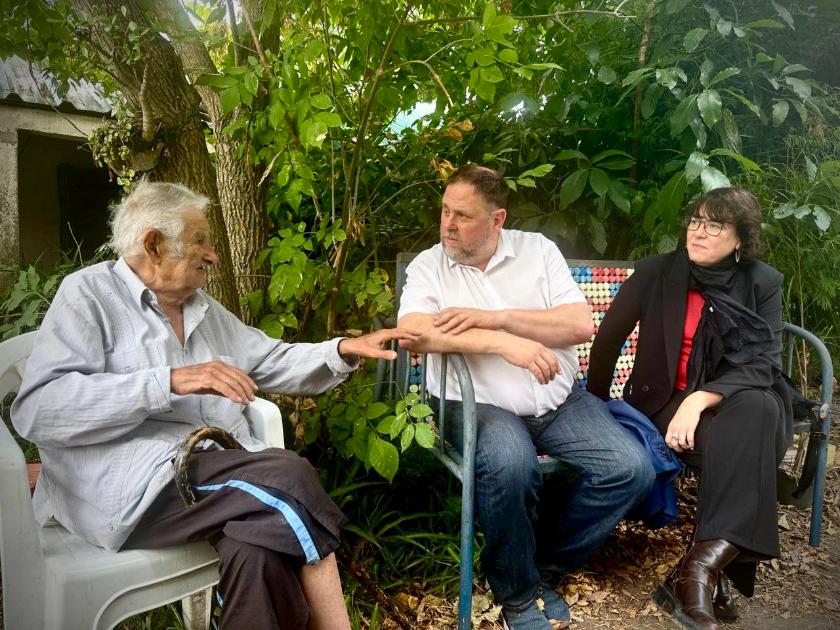 Oriol Junqueras i Diana Riba amb el president José Mujica, a casa seva. 
