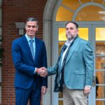 Oriol Junqueras i Pedro Sánchez se saluden a les portes de La Moncloa abans de pactar el finançament per a Catalunya