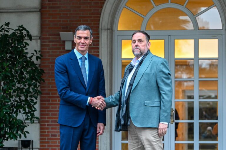 Oriol Junqueras i Pedro Sánchez se saluden a les portes de La Moncloa abans de pactar el finançament per a Catalunya