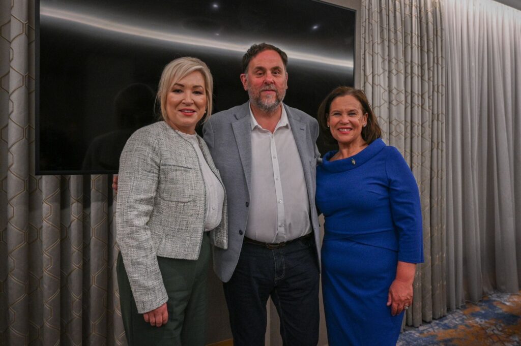 Junqueras amb la primera ministra, Michelle O'Neill, i amb la presidenta actual del Sinn Féin, Mary Loud McDonald.
