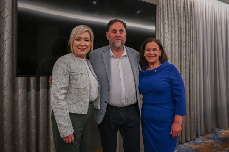 Junqueras amb la primera ministra, Michelle O'Neill, i amb la presidenta actual del Sinn Féin, Mary Loud McDonald.