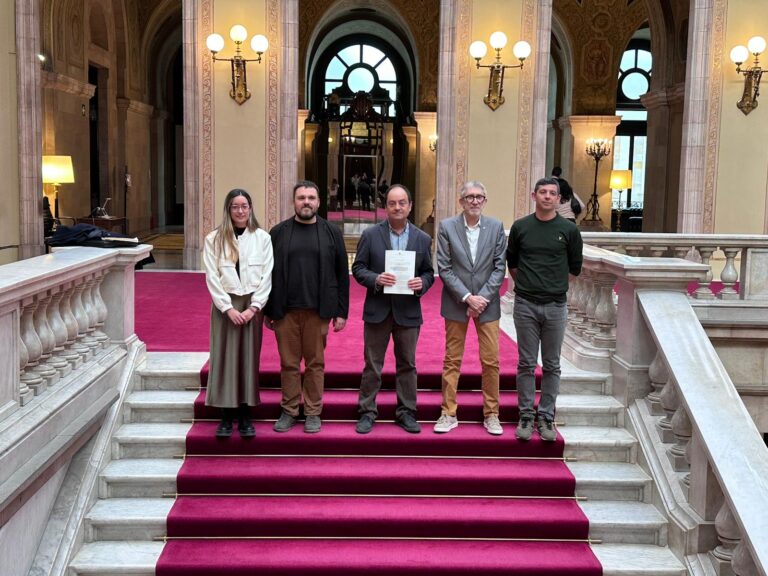 El president de l'Associació de Juristes Valencians ha presentat la iniciativa per derogar els decrets de Nova Planta al Parlament i ha celebrat el compromís dels grups.