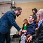 El diputat republicà i secretari segon de la Mesa del Parlament, Juli Fernàndez, amb representants d'entitats.