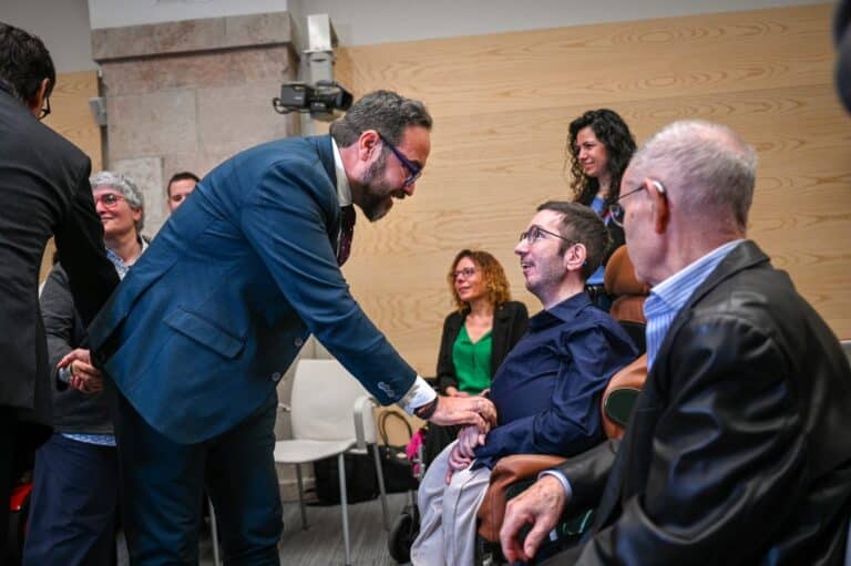 El diputat republicà i secretari segon de la Mesa del Parlament, Juli Fernàndez, amb representants d'entitats.