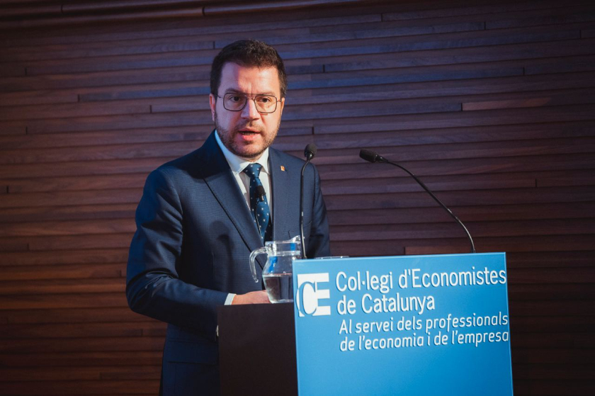  El president Aragonès en la conferència d'aquest dilluns al Col·legi d’Economistes de Catalunya / Arnau Carbonell 
