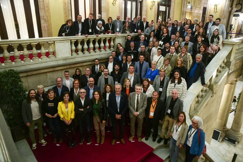  Un centenar d'alcaldes, alcaldesses, regidors i regidores republicans han seguit el debat des del Parlament. MARC PUIG. 