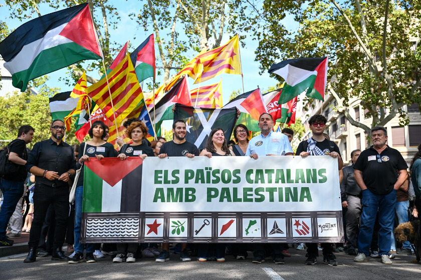 membres d'Esquerra i Jovent Republicà a la manifestació per Palestina del 4 d'octubre