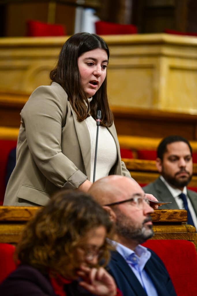 La diputada de Jovent Republicà, Mar Besses, ha vehiculat les preguntes dels republicans al Parlament sobre el cas de la formació dels Mossos.