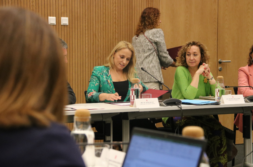  Natàlia Mas i Ester Capella, aquest dilluns durant el ple de la Comissió Mixta d'Afers Econòmics i Fiscals. ACN 