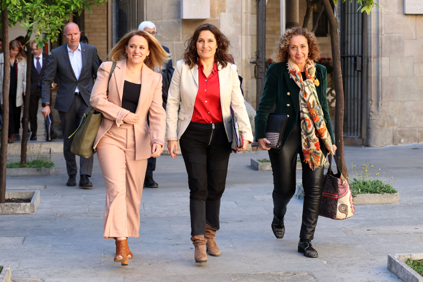  Natàlia Mas, Laura Vilagrà i Ester Capella es dirigeixen a la reunió del Consell Executiu. ACN 