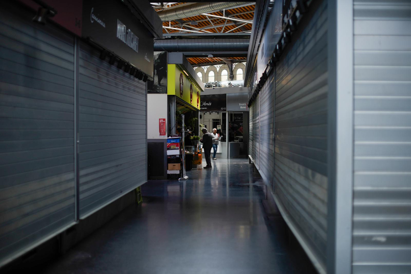 El Mercat de Sant Antoni tancat durant l'apagada, aquest dilluns a Barcelona. MARC PUIG