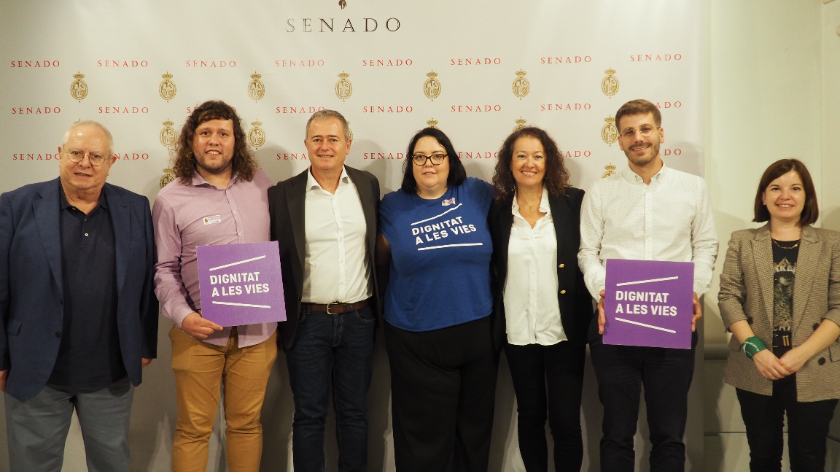  Els senadors d'Esquerra Republicana amb membres de les associacions Dignitat a les Vies i Trens Dignes. 