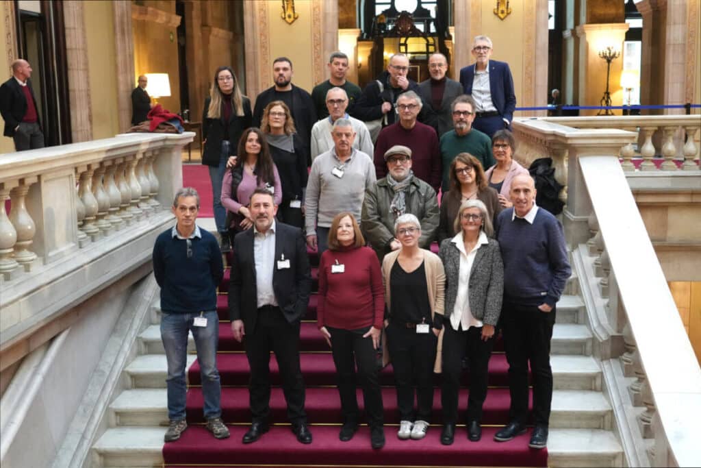 Víctimes i familiars van ser al Parlament la setmana passada, juntament amb responsables dels documentals de 3Cat, en motiu d'una declaració institucional de suport. FONT: ACN