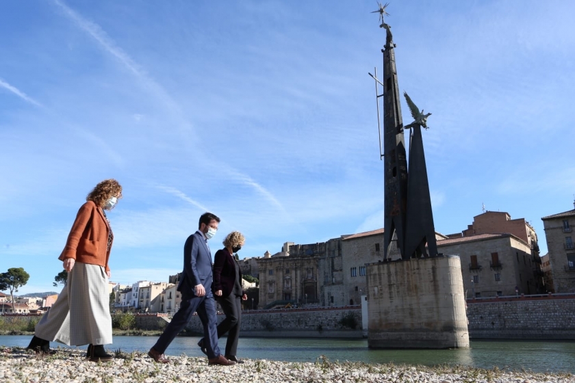  La consellera de Justícia, Ester Capella, el vicepresident del Govern, Pere Aragonès, i l'alcaldessa de Tortosa, Meritxell Roigé / ACN   