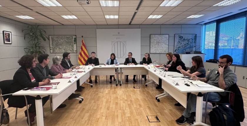  Les diputades d'Esquerra Republicana Ester Capella i Mar Besses, aquest dimarts amb representants del Govern, els Comuns i la CUP. 