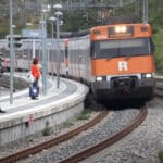 Un tren de Rodalies arriba a l'estació de Flaçà. ACN