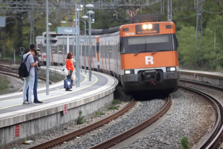 Un tren de Rodalies arriba a l'estació de Flaçà. ACN