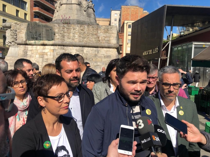  Gabriel Rufián, acompanyat dels candidats al Congrés Montse Bassa i Joan Margall, i del candidat a l'alcadia de Girona, Quim Ayats 
