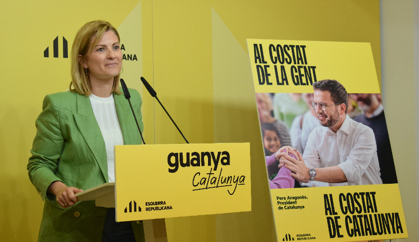  La portaveu d'Esquerra Republicana, Raquel Sans, amb el cartell electoral. 