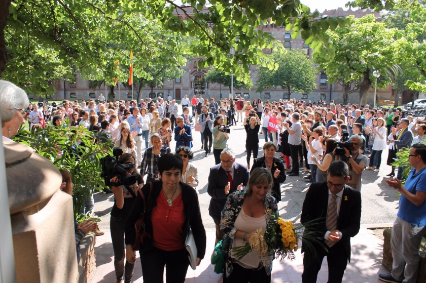  La consellera Alba Vergés arriba al departament enmig de l'escalf dels treballadors i treballadores 