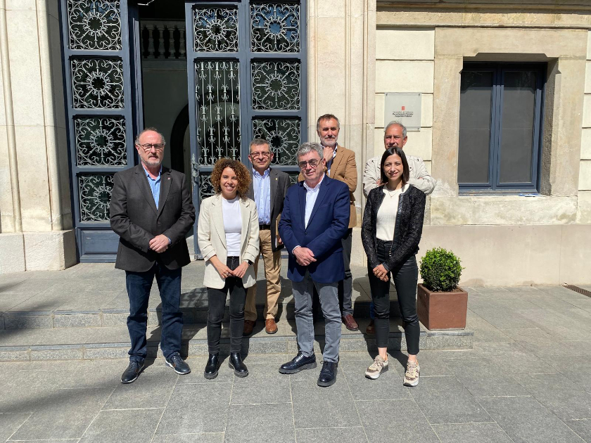  Els diputats republicans per Girona i els Pirineus, Laia Cañigueral i Josep Vidal, amb representants del sector dels càmpings. 