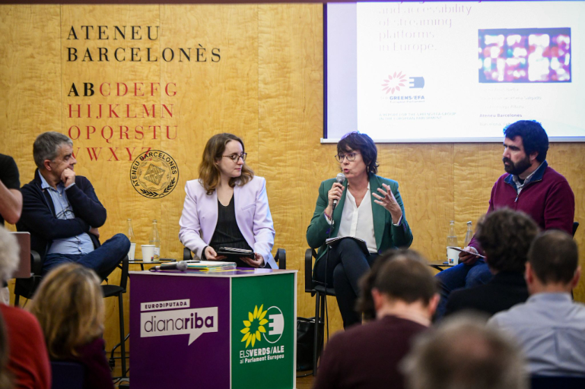 Diana Riba durant la presentació de l'informe a l'Ateneu Barcelonès.