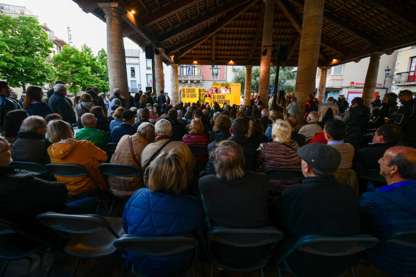  Pere Aragonès, amb la plaça de Granollers de gom a gom 