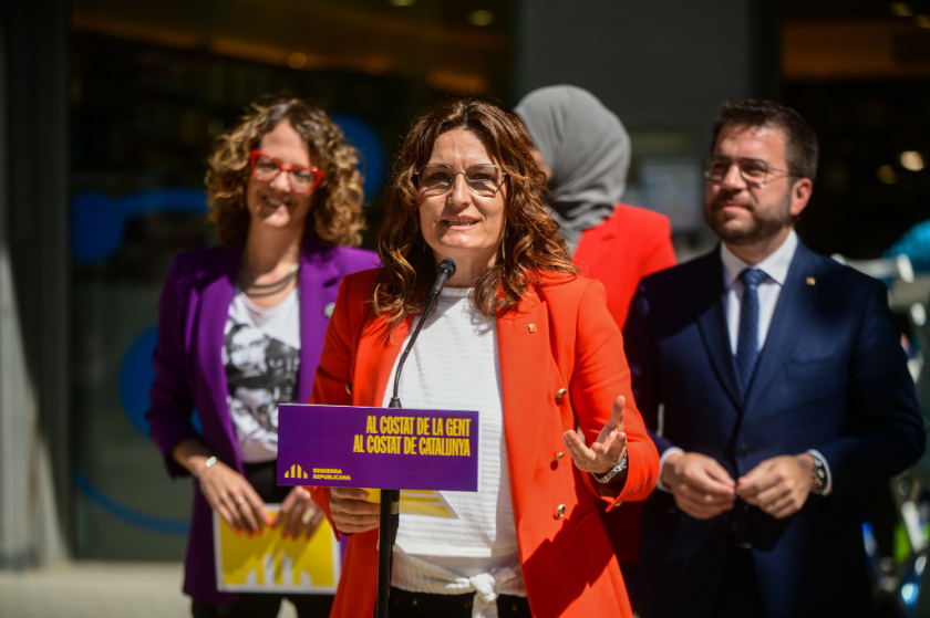  La vicepresidenta Vilagrà i el president Aragonès han atès els mitjans davant la farmàcia on fa uns mesos el Govern va presentar la campanya 'La meva regla, les meves regles'. MARC PUIG. 