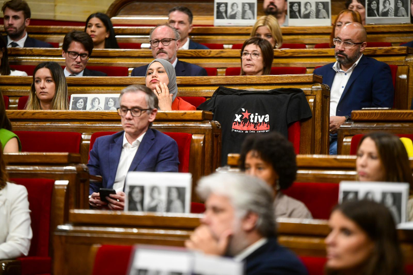  La samarreta de 'Xàtiva renaix de les cendres' ha ocupat l'escó del diputat republicà a l'exili, Ruben Wagensberg, durant el ple d'aquest dimecres. MARC PUIG. 