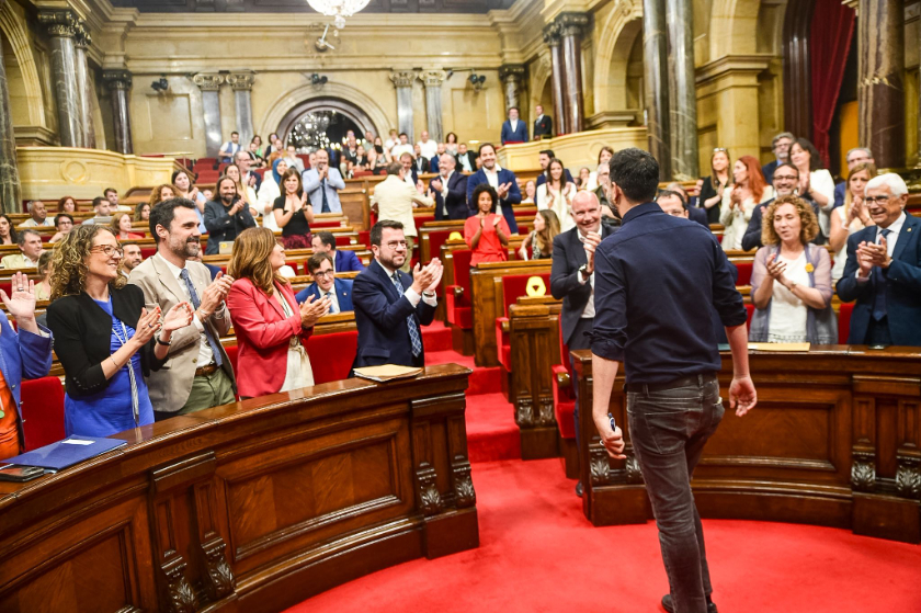  El president de la Generalitat, Pere Aragonès, aplaudeix el diputat republicà Ruben Wagensberg en el moment de l'entrada a l'hemicicle després de més de mig any d'exili. MARC PUIG. 