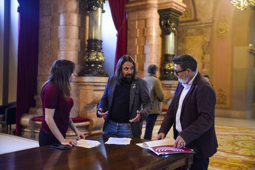  El diputat d'Esquerra Republicana Jordi Albert signa la proposta amb els representants dels Comuns i la CUP. MARC PUIG. 