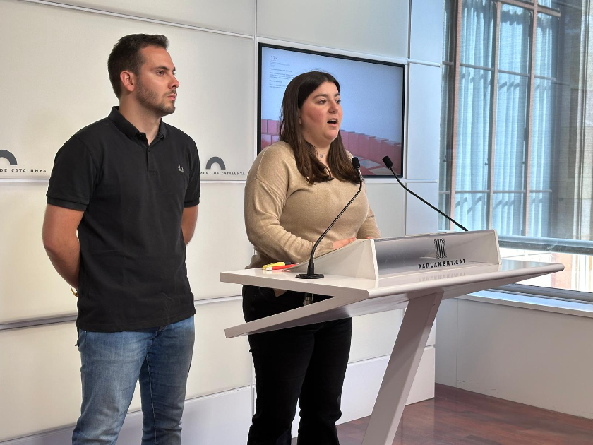  La diputada de Jovent Republicà, Mar Besses, i el portaveu nacional de l'organització, Marc Martínez. 