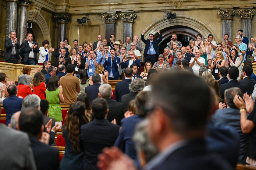  Alcaldes, alcaldesses i representants d'entitats municipalistes han seguit el debat des del Parlament. 