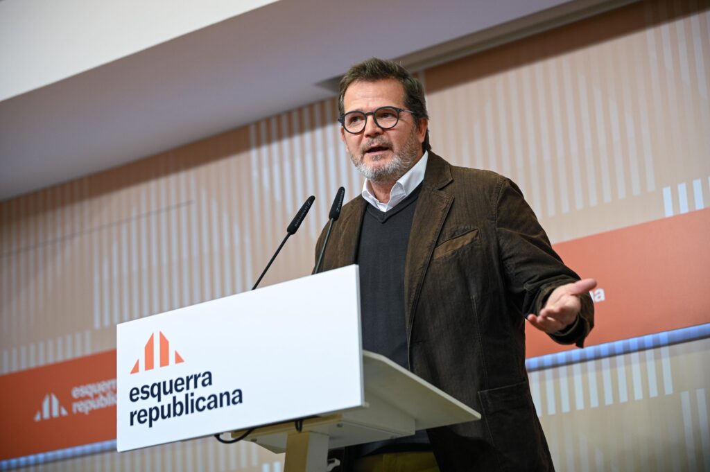 Isaac Albert en roda de premsa posterior a la Permanent d'Esquerra Republicana, en què ha exigit al Govern que mantingui la bonificació del 50% al transport públic