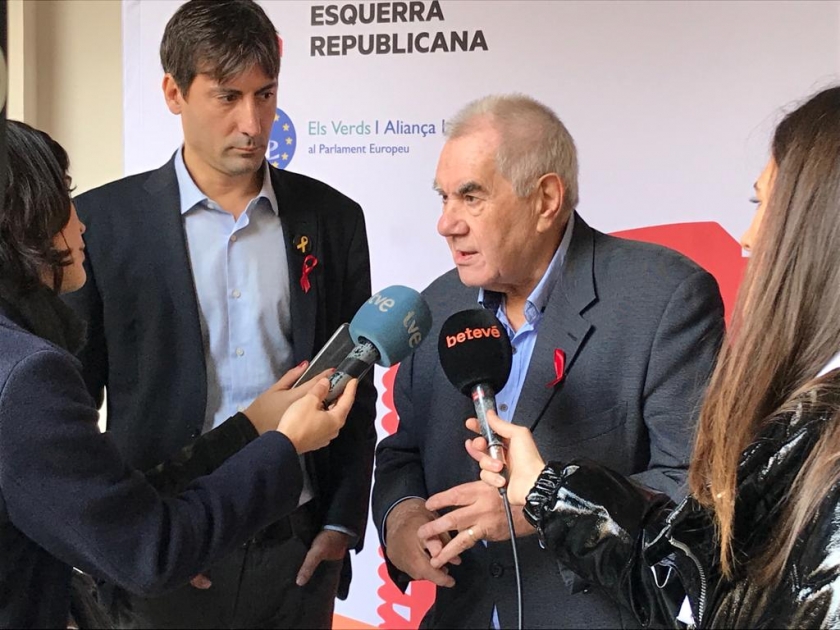  Ernest Maragall i Jordi Solé atenent els mitjans de comunicació. 