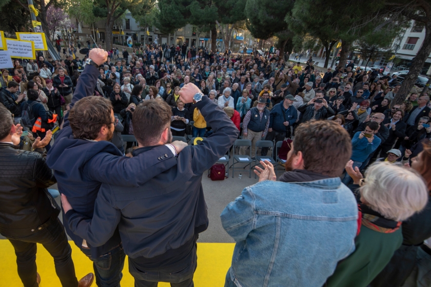  Gabriel Rufián s'abraça amb Juli Fernàndez a l'escenari després de l'acte de campanya a Sabadell 