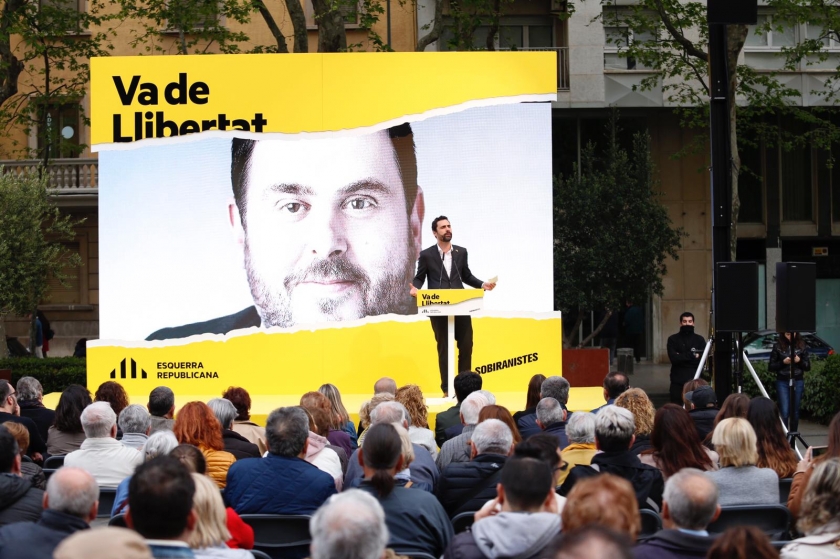  Roger Torrent durant la seva intervenció a l'acte d'Esquerra a la plaça de la Llibertat de Reus 