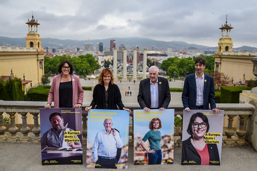 L’alcaldable republicà per Barcelona, Ernest Maragall; la número dos, Elisenda Alamany; i els candidats a les europees Diana Riba i Jordi Solé s’han fotografiat amb els cartells de campanya al mirador del Palau Nacional de Montjuïc / Marc Puig Pérez
