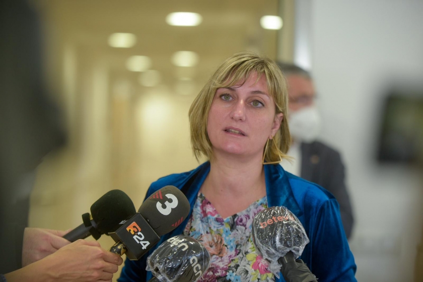  La consellera de Salut, Alba Vergés, atenent els mitjans de comunicació / Marc Puig 