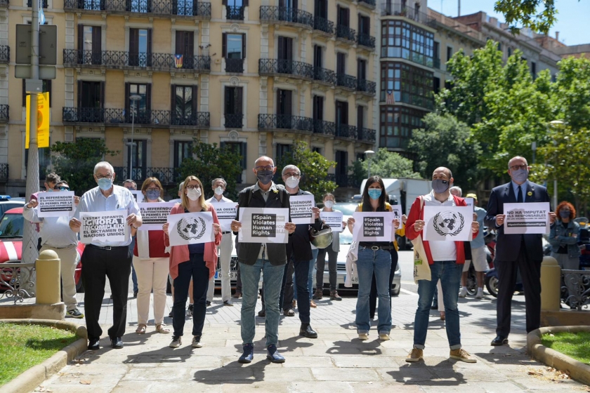  Acció reivindicativa d'entitats i partits independentistes davant la Delegació del Govern espanyol a Barcelona / Marc Puig 