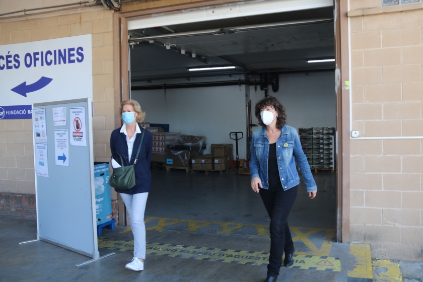  La consellere d'Agricultura, Ramaderia i Pesca, Teresa Jordà, sortint de la Fundació Banc dels Aliments / ACN 