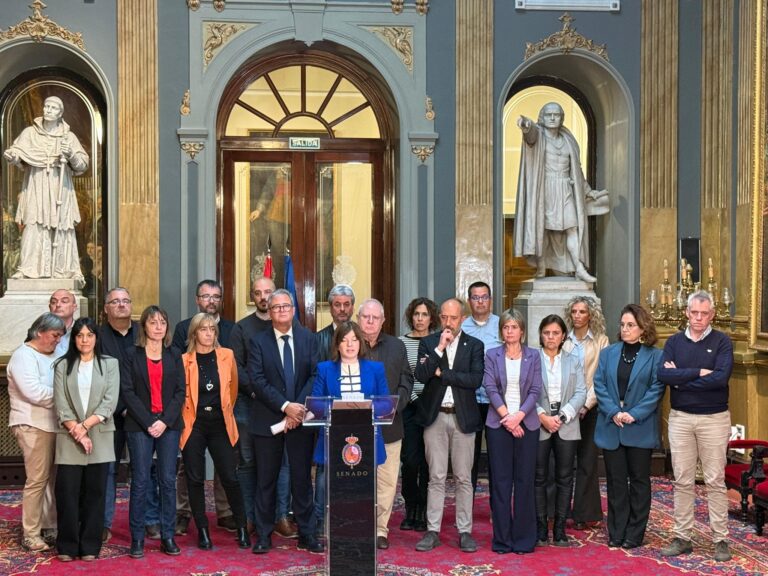 Una delegació de 20 alcaldes i alcaldesses d’Esquerra Republicana ha assistit al Senat per seguir el debat