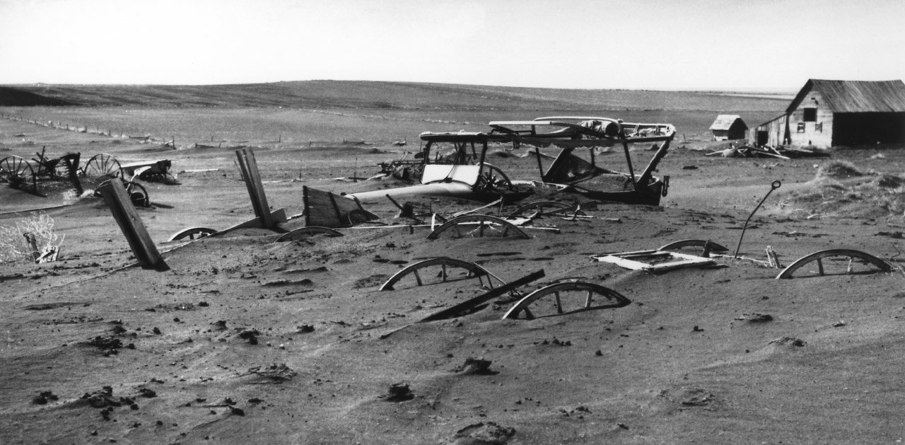 Maquinària soterrada en graners a Dallas, Dakota del Sud, Estats Units, durant el Dust Bowl, un desastre agrícola, ecològic i econòmic a la regió de Great Plains d’Amèrica del Nord | 1936