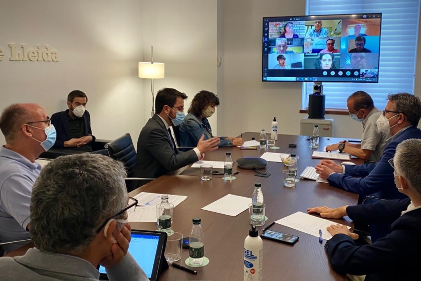  El vicepresident Pere Aragonès i la consellera Teresa Jordà durant la reunió amb els representants econòmics i sindicals 