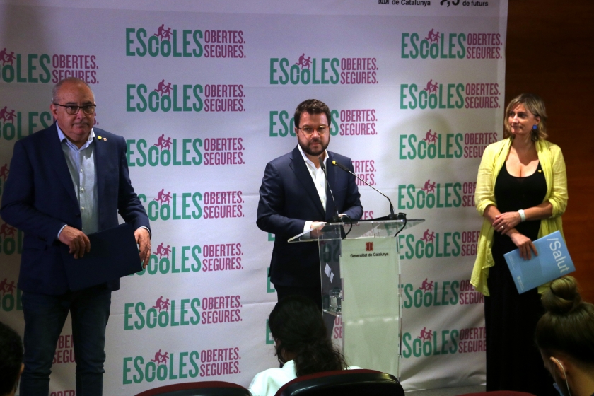 El vicepresident del Govern, Pere Aragonès, acompanyat de la consellera de Salut, Alba Vergés, i el conseller d'Educació, Josep Bargalló, durant la roda de premsa / ACN