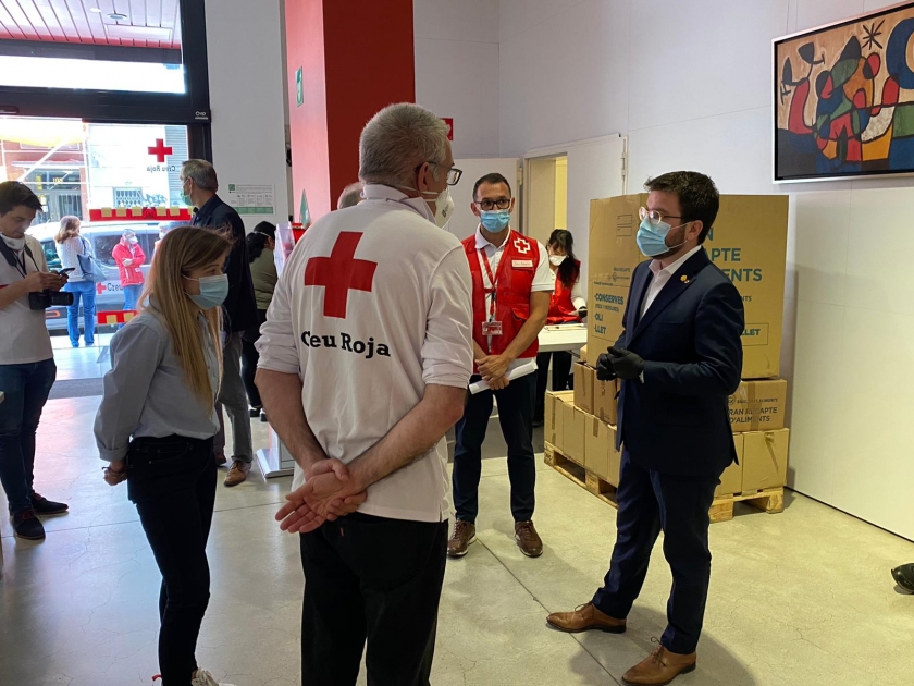 El vicepresident del Govern, Pere Aragonès, durant la visita a les instal·lacions de la Creu Roja