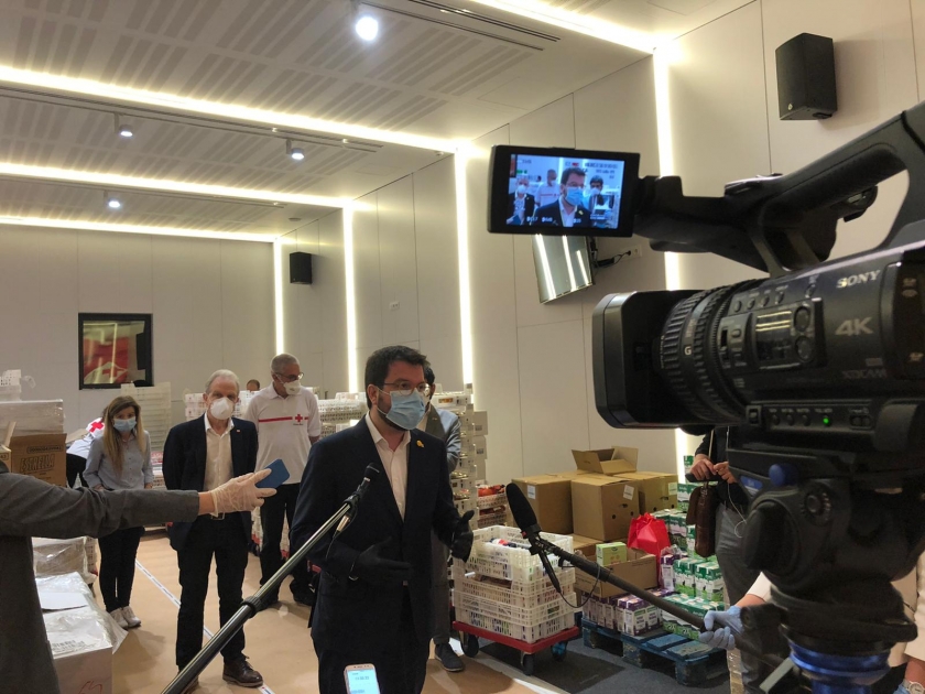 El vicepresident del Govern, Pere Aragonès, atenent els mitjans de comunicació