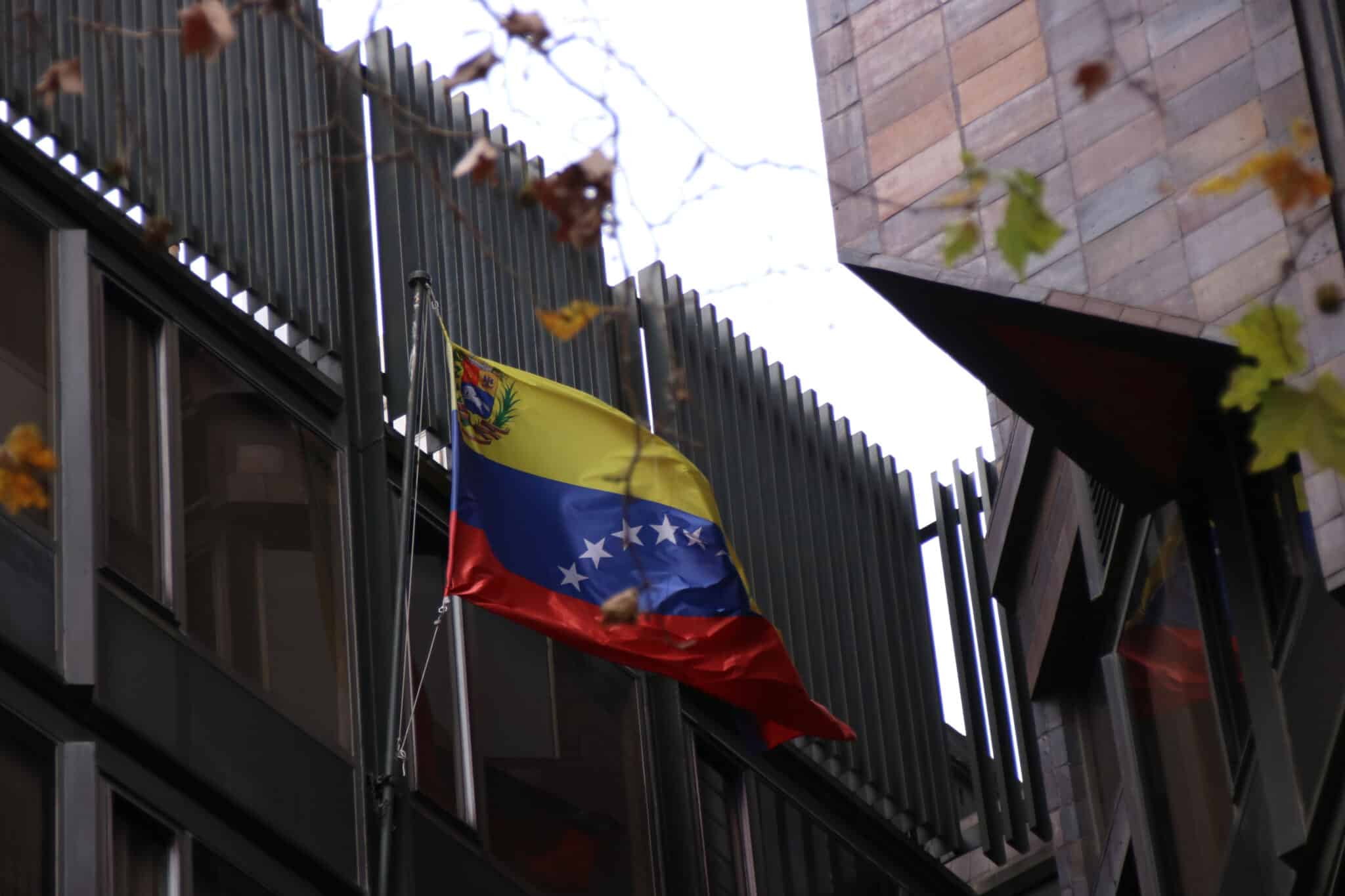 Bandera del Consolat General de la República Bolivariana de Veneçuela a Barcelona